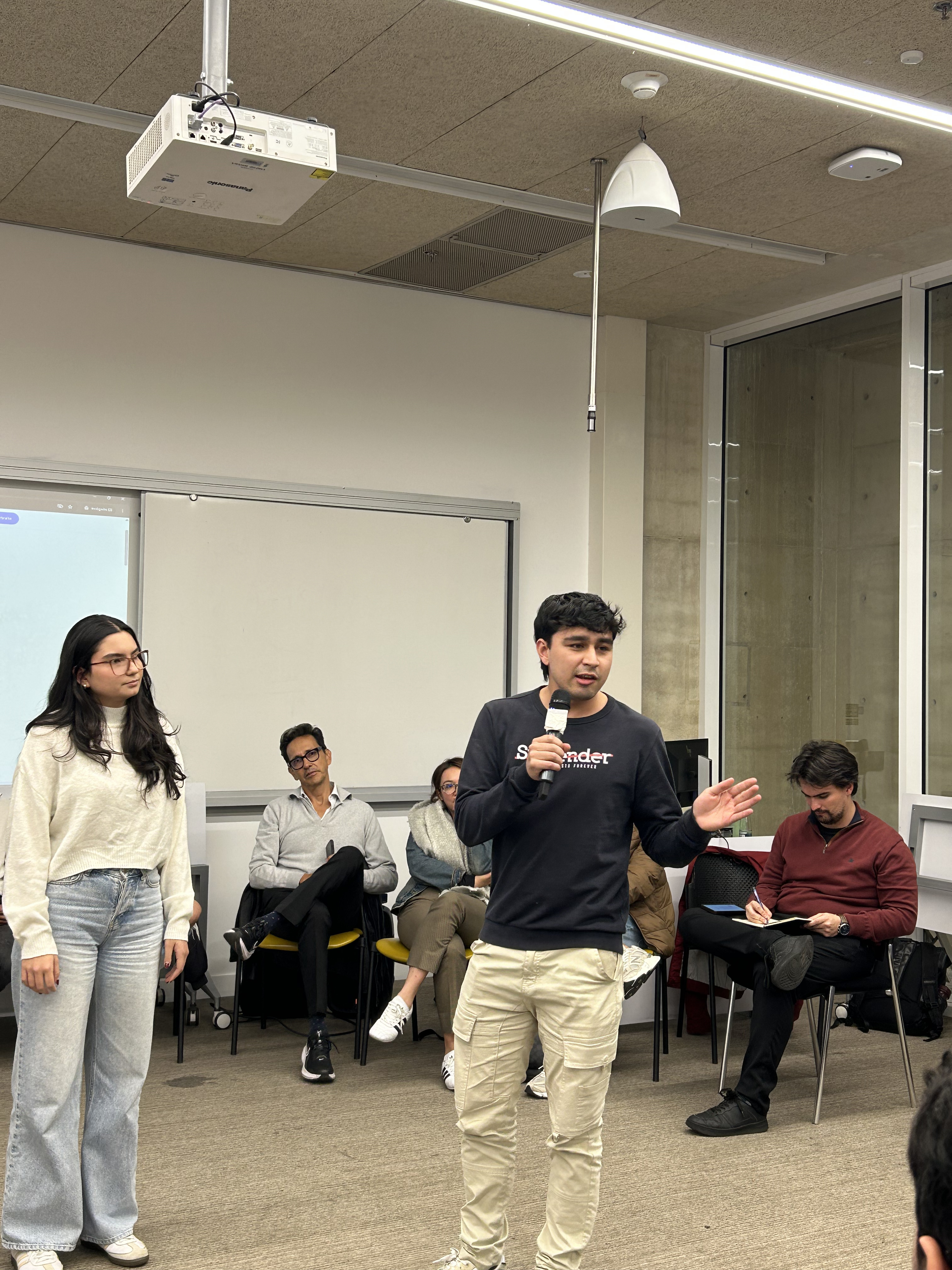 Estudiante defendiendo propuesta ante directivos